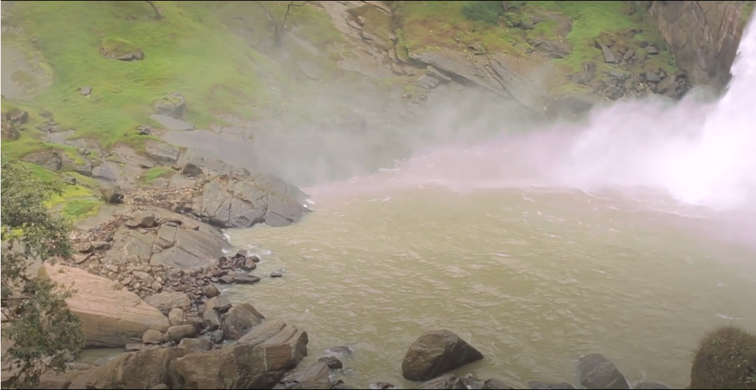 Dunhinda Falls   mist 